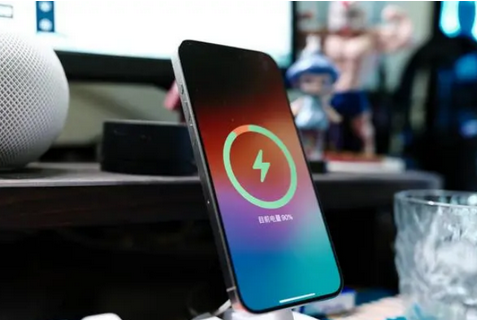 任丘苹果15换屏服务分享用什么充电器给iPhone15充电更好 